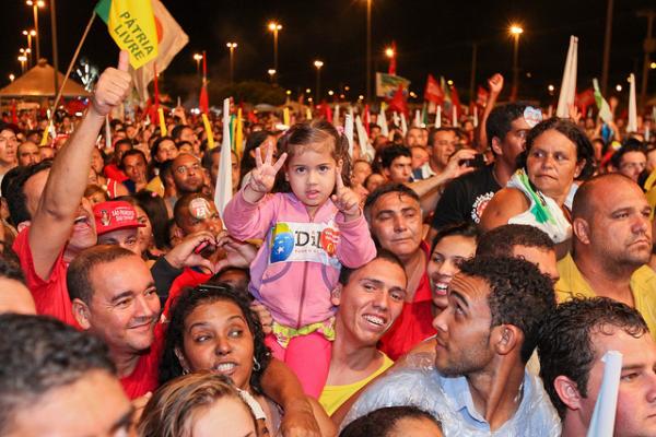 Imagem de CNT/Sensus: Dilma vence com 52,3% dos votos válidos