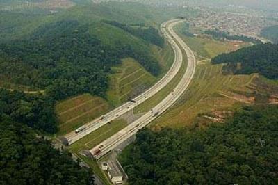 Imagem de Lula investiu quase sete vezes mais que FHC em rodovias, aponta estudo 