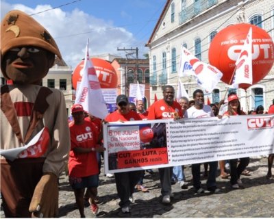 Imagem de BA: Bandeiras da CUT ganham destaque no desfile cívico do 2 de julho 