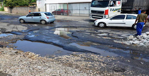 Imagem de Bahia: Sindicato dos Rodoviários denunciam buracos na Estrada Velha do Aeroporto 