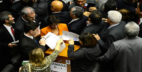 Imagem de Congresso mantém multa sobre FGTS e mais seis vetos presidenciais