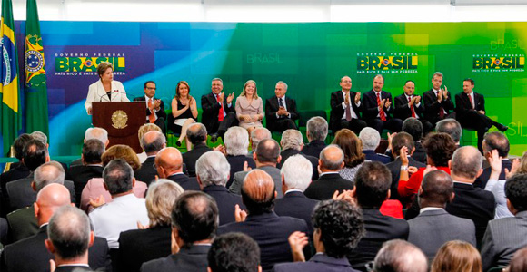 Imagem de Dilma dá posse a quatro novos ministros 