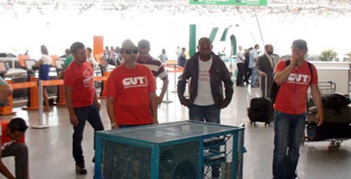 Imagem de DF: Sindicatos protestam contra práticas antissindicais da Gol