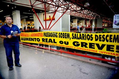Imagem de Aeroviários fazem protesto próximo ao Aeroporto Tom Jobim no RJ