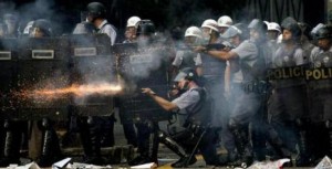 Imagem de Covardia: Polícia de Serra agride manifestação pacífica dos professores 