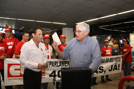 Imagem de 40 horas: CUT realiza panfletagem e pede aos deputados para aprovar redução na jornada
