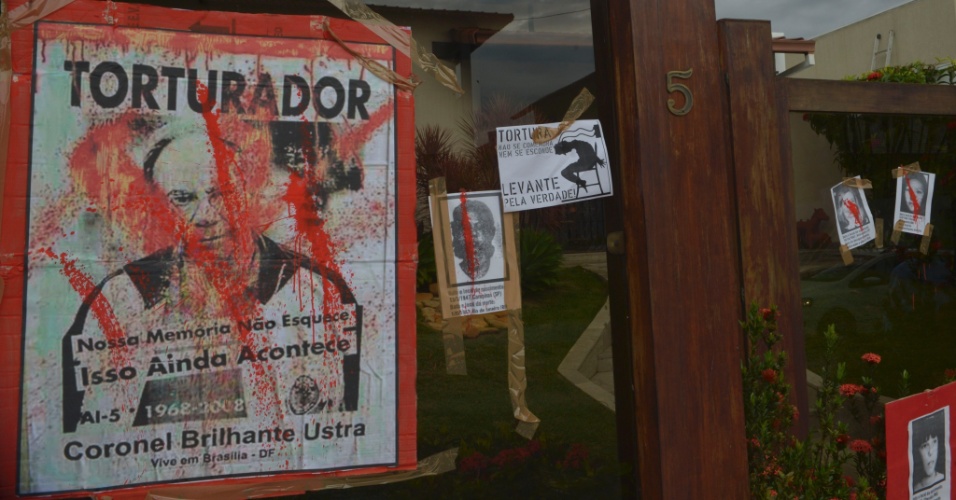 Imagem de DF:Manifestantes realizam ato em frente à casa do torturador Brilhante Ustra 