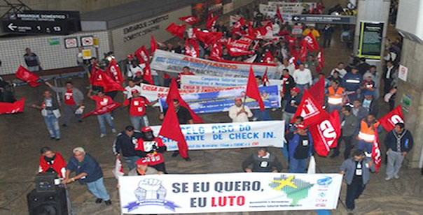 Imagem de Aeroviários e Aeronautas protestam contra proposta de aumento de 3% das empresas aéreas 