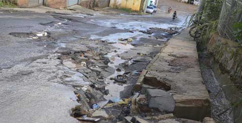 Imagem de Bahia: Rodoviários  e moradores do Irajá denunciam péssimas condições de ladeira