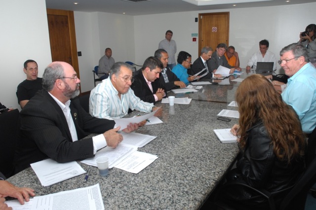 Imagem de Empresas aéreas aumentam tarifas em 40% e propõem reajuste de 3% aos trabalhadores 