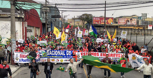 Imagem de Guarulhos: Aeroviários, aeroportuários, condutores  fazem passeata no centro da cidade