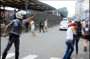Imagem de Covardia: PM usa repressão para impedir protesto pacífico de estudantes em SP