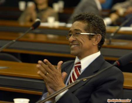 Imagem de Dilma sanciona projeto de lei que reajusta salário mínimo para R$ 545