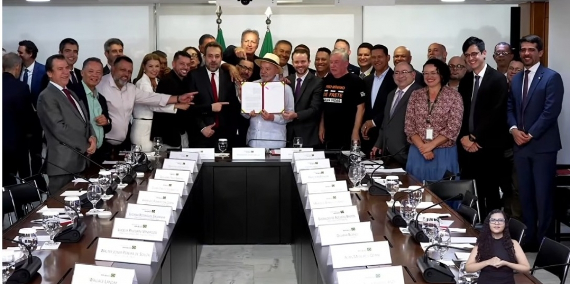 Imagem de Lula sanciona nova lei pelo cumprimento do Piso Mínimo de Frete 

