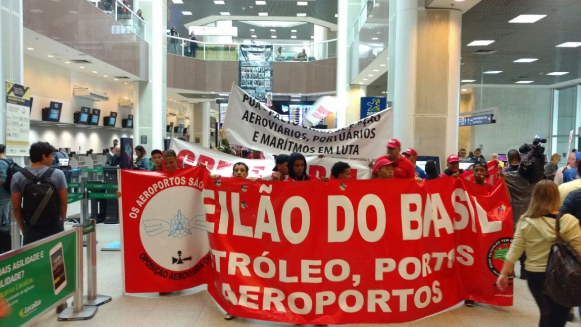 Imagem de #BrasilEmGreve: Aeroviários no Santos Dumont fazem protesto contra reformas de Temer 