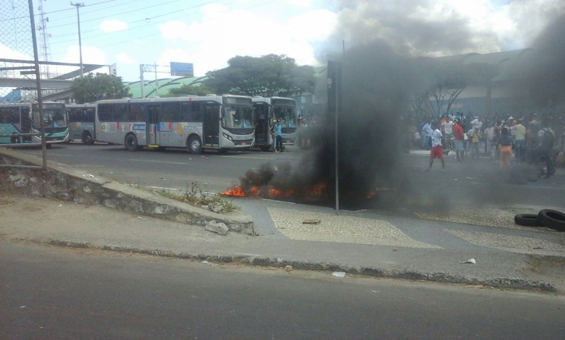 Imagem de Feira de Santana: Após ataques de clandestinos, motoristas e cobradores recolhem ônibus 