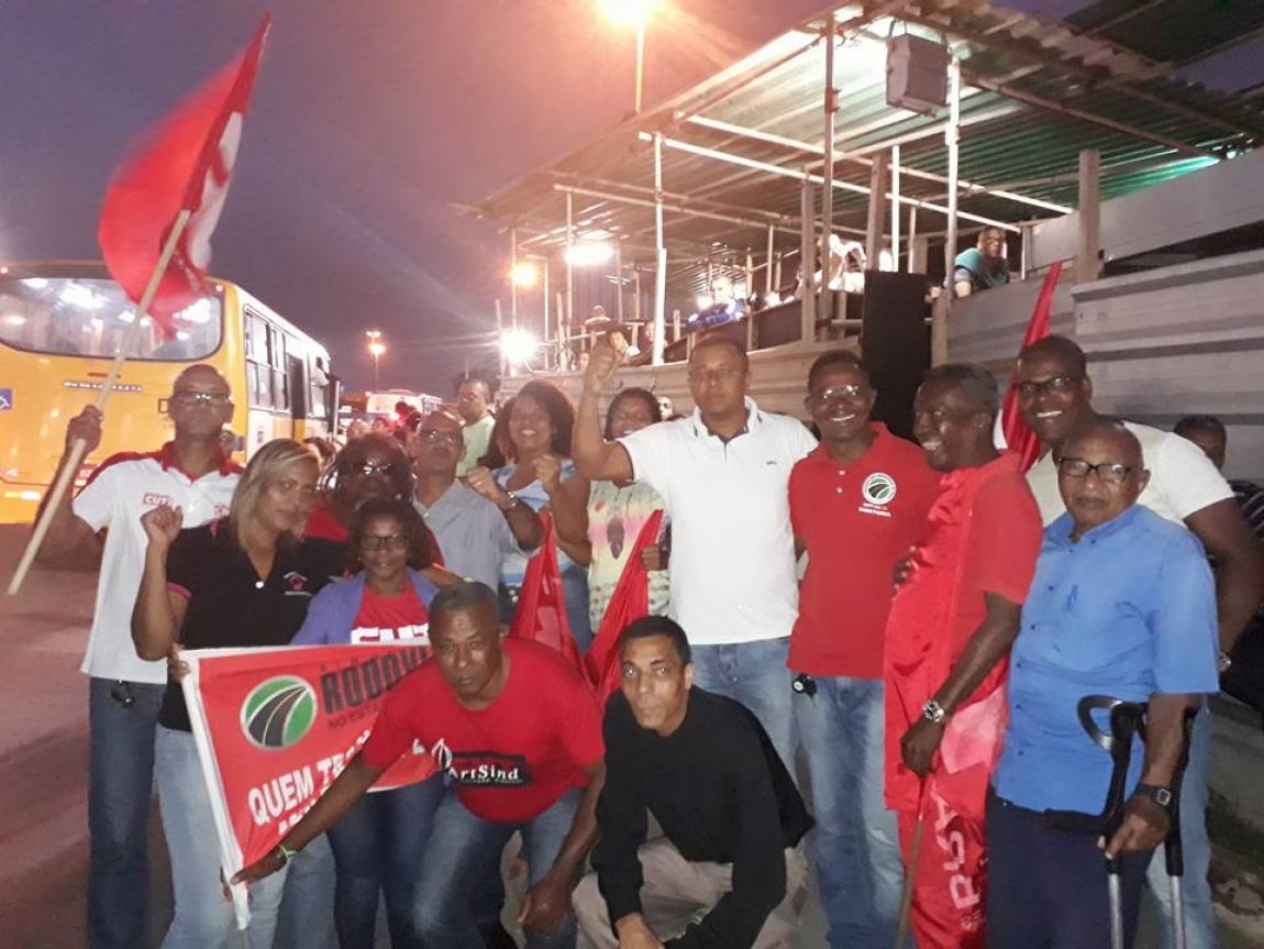 Imagem de Bahia: Por falta de mobilidade, rodoviários realizam protesto em frente ao estádio de Pituaçu