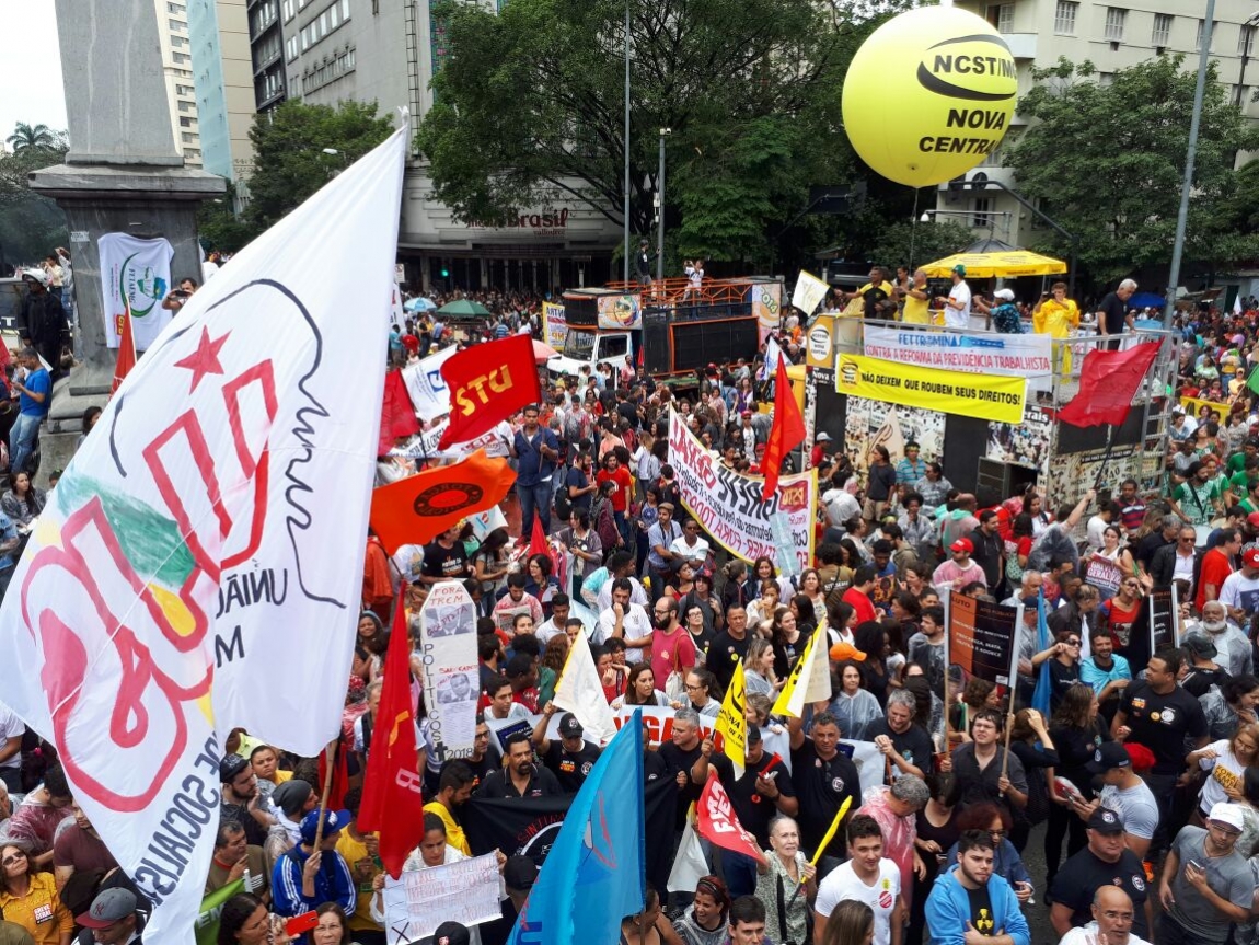 Imagem de #BrasilEmGreve:  Metroviários em Belo Horizonte cruzam os braços e participam de protesto na capital mineira 