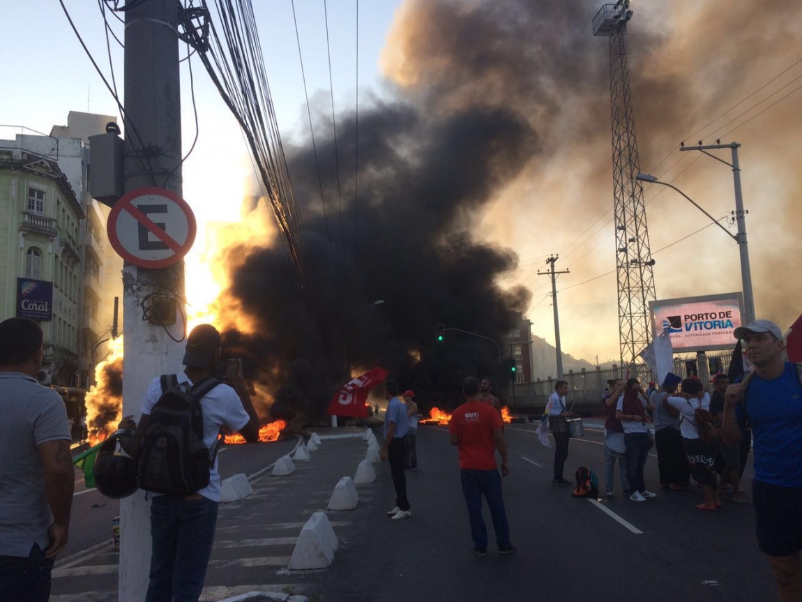 Imagem de #OcupaTudoContraOGolpe: Vitória:  Manifestantes anti-golpe fecham Avenida em frente ao Palácio Anchieta 