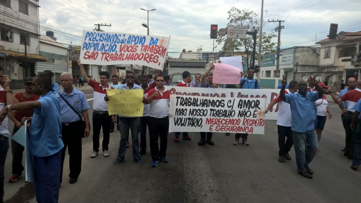 Imagem de Juiz de Fora: Motoristas e cobradores fazem protesto contra a falta de segurança nos ônibus 