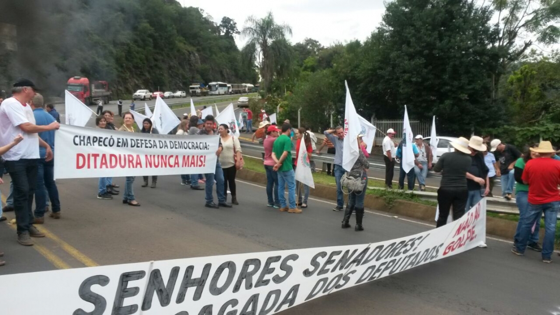 Imagem de #OcupaTudoContraoGolpe: Chapecó: Manifestantes dizem não ao golpe em rodovia 