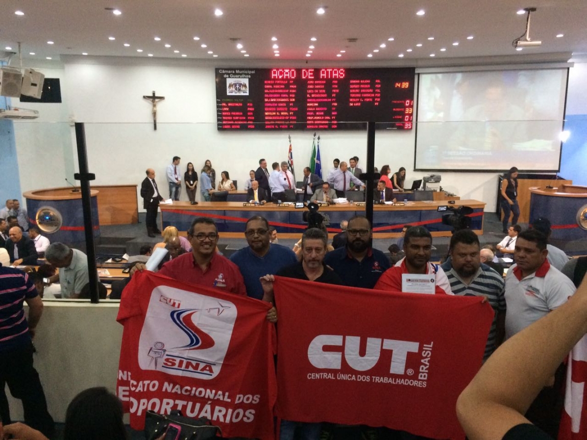 Imagem de Guarulhos: Contra demissão em massa no GRU Airport, aeroportuários fazem protesto na Câmara municipal 