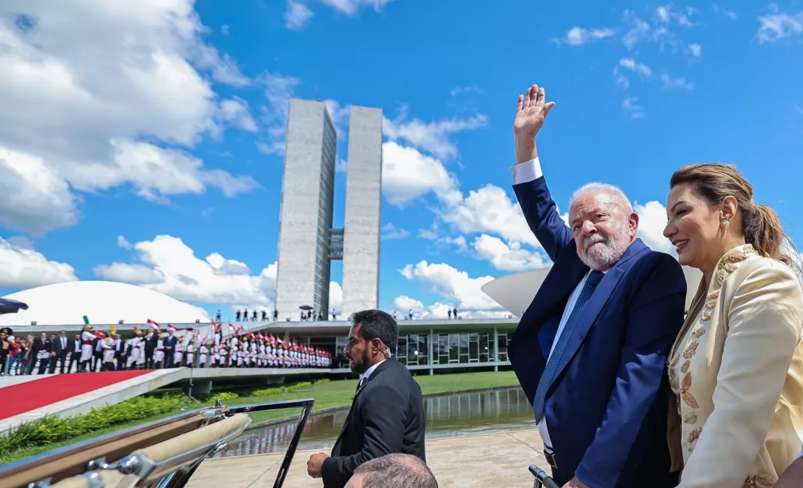 Imagem de No primeiro dia, Lula cumpre promessas e revoga decretos de Bolsonaro