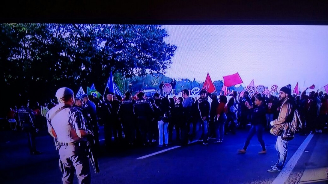 Imagem de #GrevePorDireitos Manifestantes param Hélio Smidt que dá acesso ao Aeroporto de Cumbica