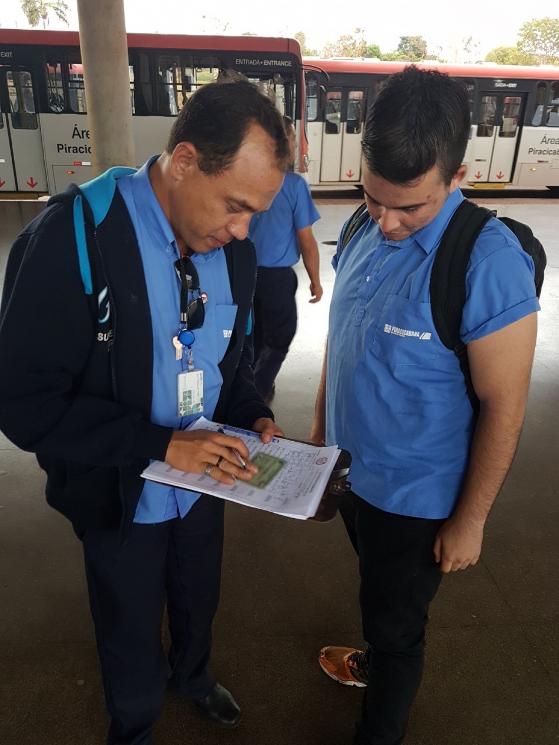 Imagem de Brasília: Rodoviários se engajam na Campanha pela anulação da Reforma Trabalhista e recolhem assinaturas 