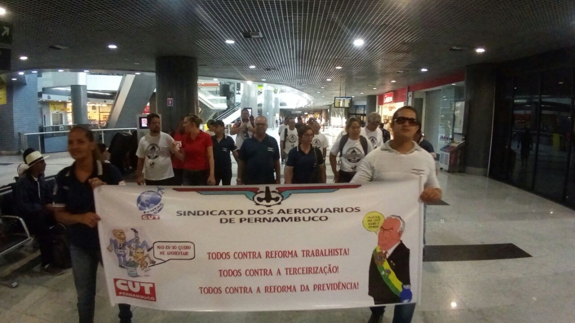 Imagem de #BrasilEmGreve: Aeroviários no Gilberto Freyre, em Recife, realizam protesto  