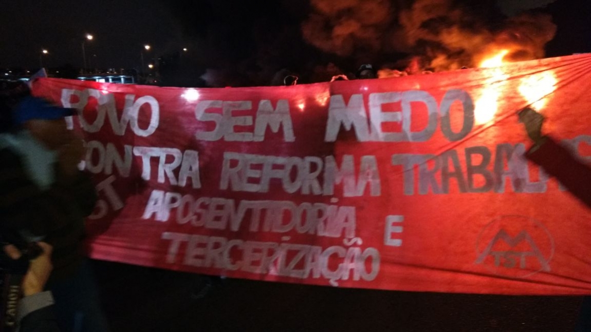 Imagem de #BrasilEmGreve: Aeroviários de Guarulhos e movimentos sociais param principal via de acesso ao Aeroporto 