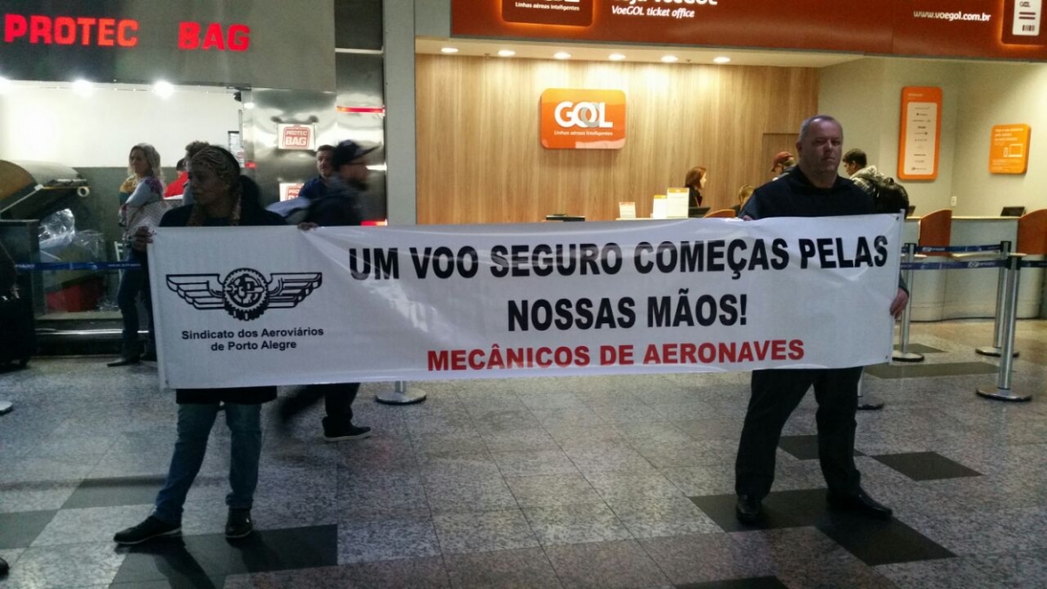 Imagem de Porto Alegre:Contra a precarização da mão de obra dos mecânicos, aeroviários fazem protesto 