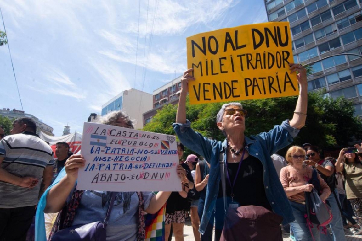 Imagem de Trabalhadores vão às ruas na Argentina contra políticas de Milei, com ato de apoio em Brasília
