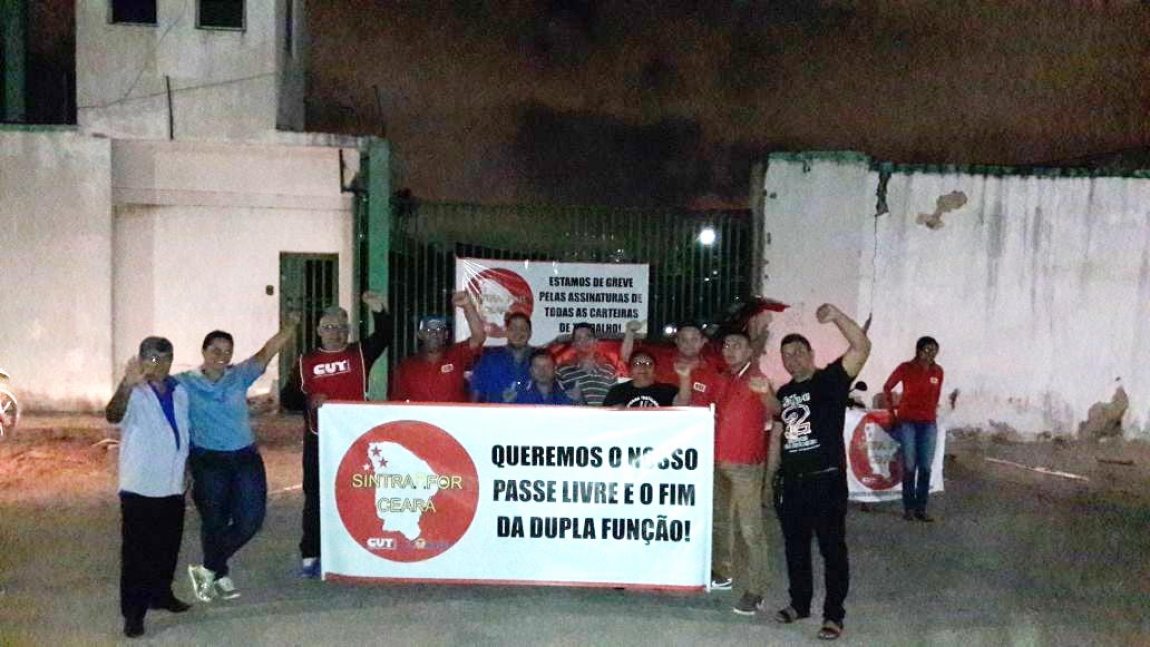 Imagem de Fortaleza: Com salário e benefícios atrasados, trabalhadores no transporte complementar cruzam os braços 