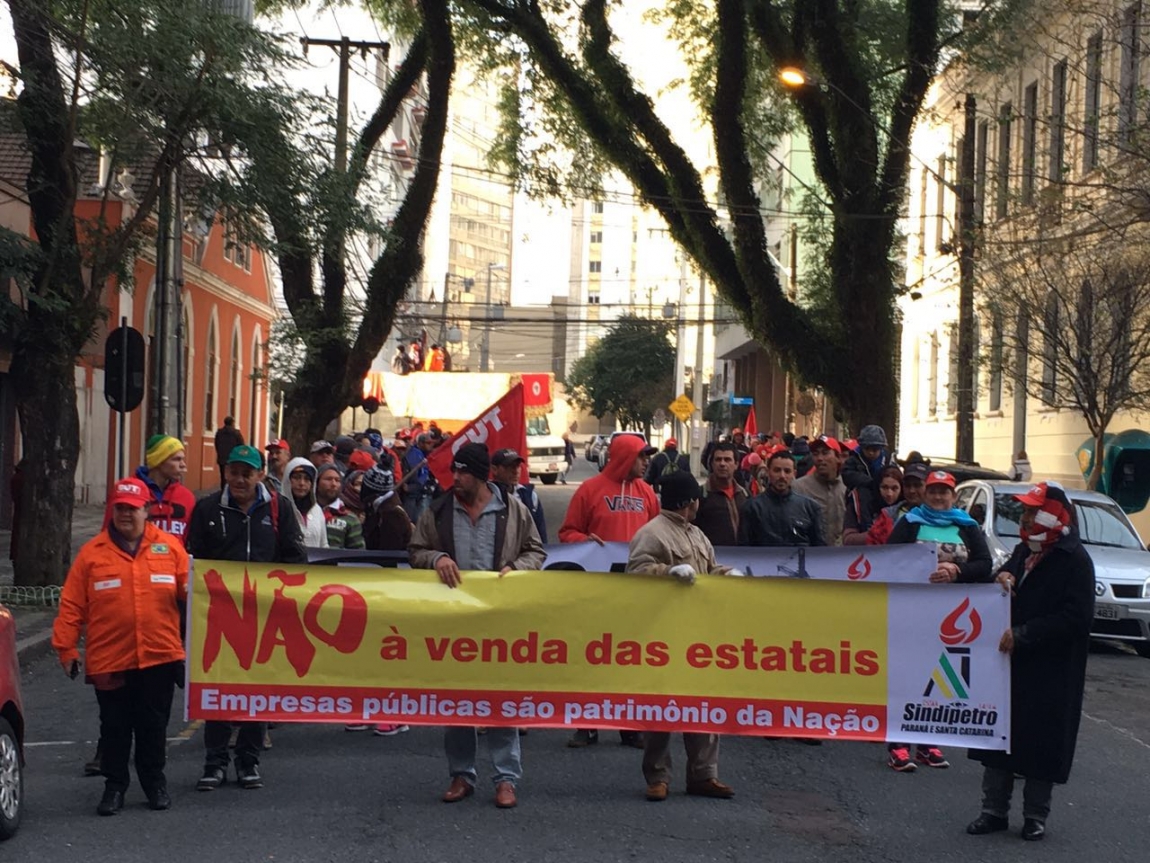 Imagem de Curitiba: Trabalhadores do campo e da cidade fazem protesto contra governo golpista