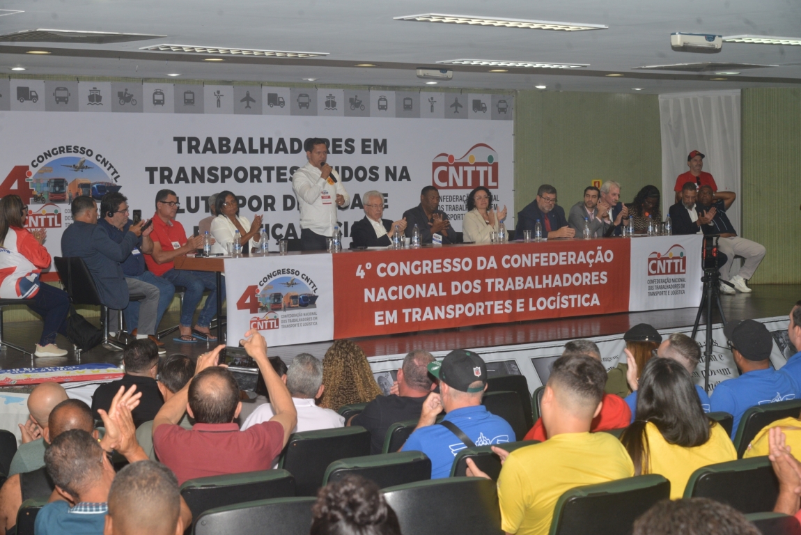 Imagem de Lideranças sindicais, parlamentares e representantes do Governo Federal participam da abertura do 4º Congresso Nacional da CNTTL