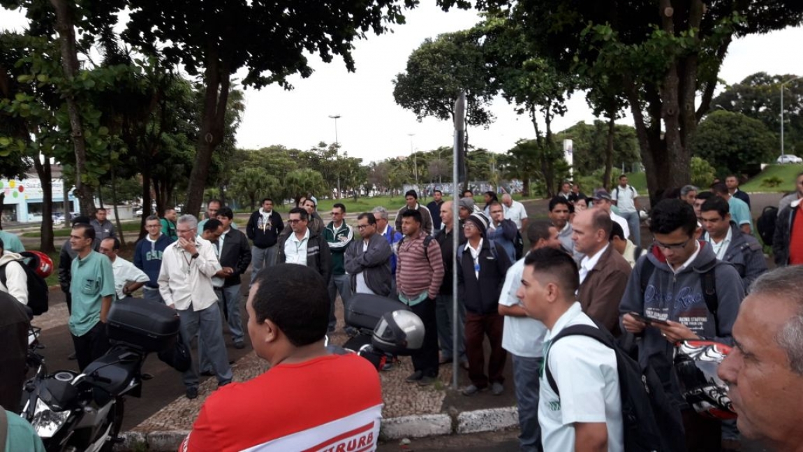 Imagem de Uberlândia (MG): Trabalhadores no transporte coletivo urbano cruzam os braços 
