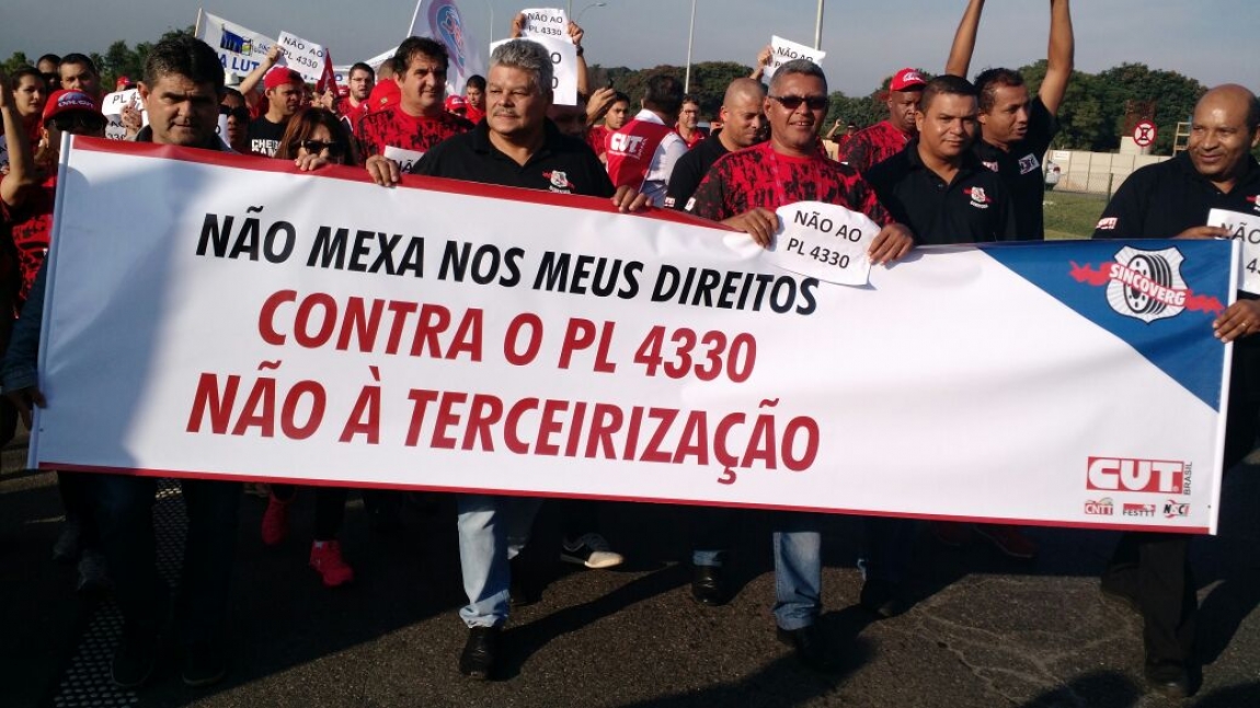 Imagem de Contra o PL 4330: Metalúrgicos, aeroviários, motoristas e trabalhadores na construção param rodovia em Guarulhos