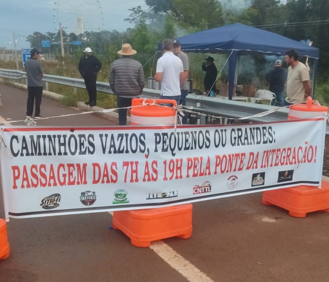 Imagem de CNTTL apoia mobilização dos caminhoneiros de Foz do Iguaçu por tratamento igualitário na Ponte da Integração
