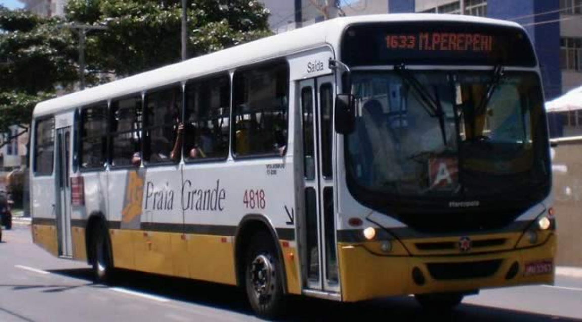 Imagem de Bahia: Assalto a ônibus termina com cobrador baleado