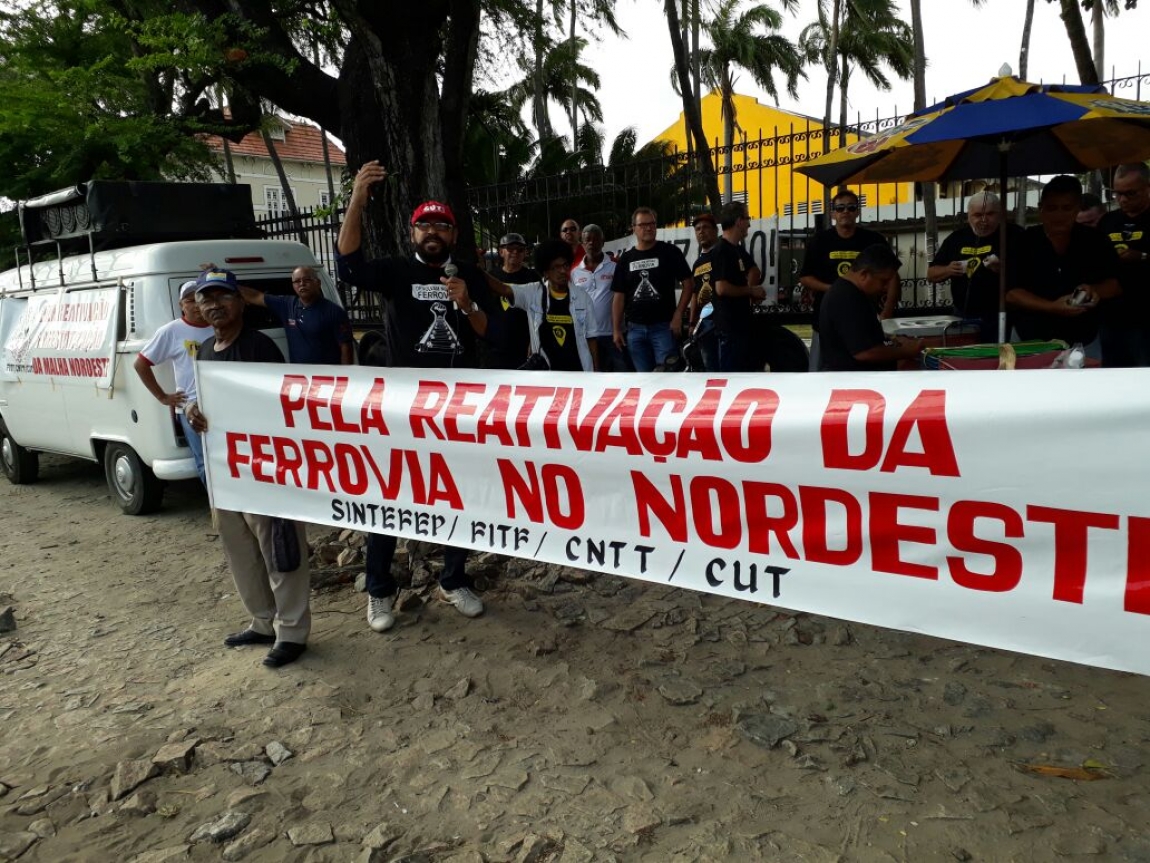 Imagem de Fortaleza: Ferroviários protestam contra demissões de sindicalistas e trabalhadores 