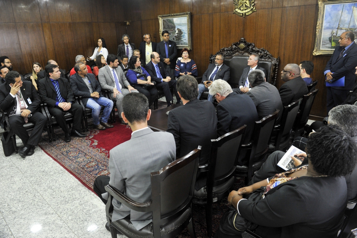 Imagem de CNTTL participa de reunião na presidência do Senado que adia análise da terceirização para 2017