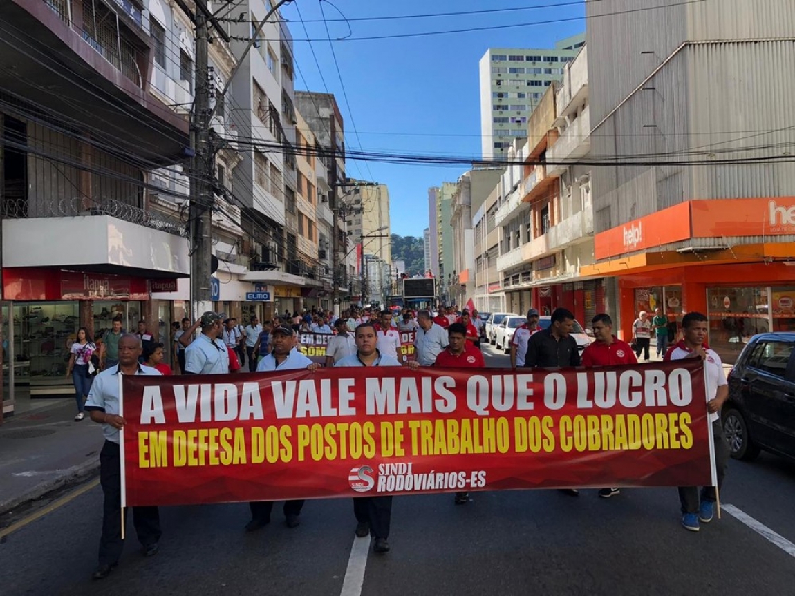 Imagem de Vitória: Rodoviários fazem protesto contra retirada de cobradores